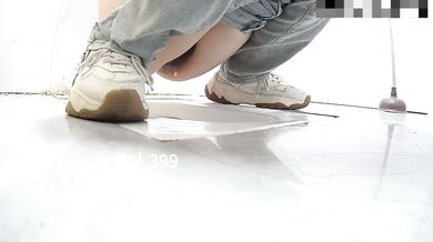 酒店女厕双镜头偷拍极品牛仔裤少妇的肥美大鲍鱼 (2)